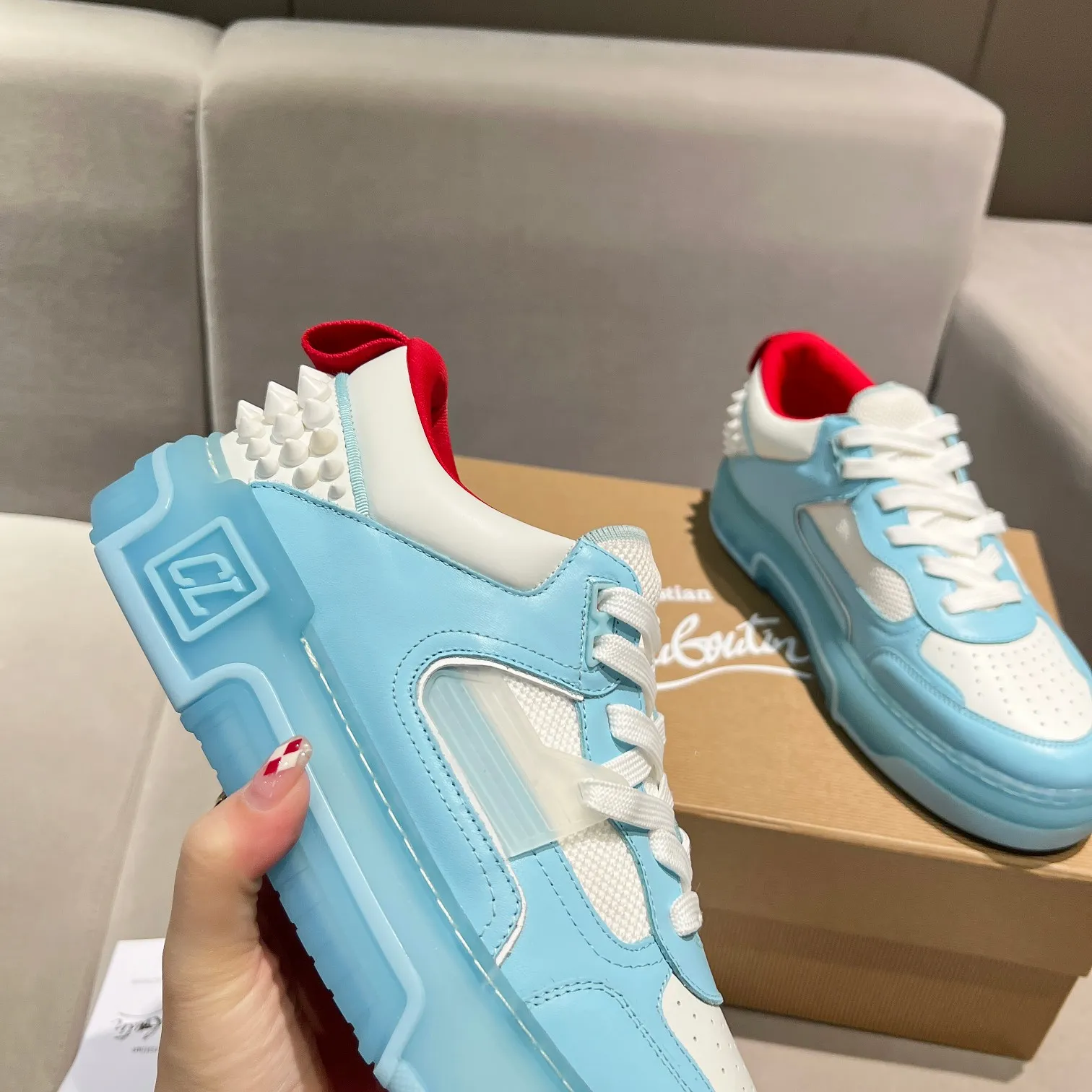 Men's shoes 💰700 🌹🌹🌹̋ Wang Junkai Yang Mi Xu Kai Zhang Jingyi Ding Chengxin Chen Muchi Wang Ziyi Same style Christian Louboutin 2024 [New product] ASTROLOUBI unisex thick-soled sports shoes red-soled shoes perfectly integrate fashion and sports, The fabrics are made of luxurious calfskin, soft suede, smooth satin and laminated leather, and the back is decorated with classic rivets. The interior is blended with a knitted tongue for added durability, breathability and quick-drying comfort. The outsole is made of a combination of EVA foam and imported rubber, and the colorful CL iconic letters on the side of the outsole show the brand's unique style. It is a ceiling-level comfortable skate shoe! ! ! Multiple colors available, currently men’s sizes 39--45 (women’s sizes 35--40, currently being updated)